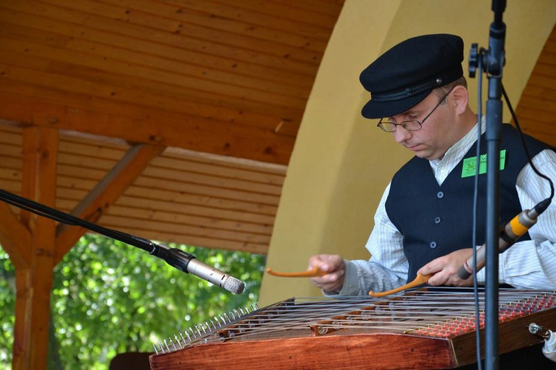 Elbląg, ... i cymbalista. Zdjęcie z Międzynarodowego Festiwalu Folkloru w Węgorzewie