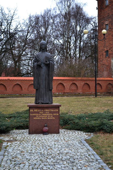 Elbląg, Pomnik bł. Reginy Protman w Braniewie