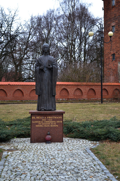 Elbląg, Pomnik bł. Reginy Protman w Braniewie Elbląg, Pomnik bł. Reginy Protman w Braniewie