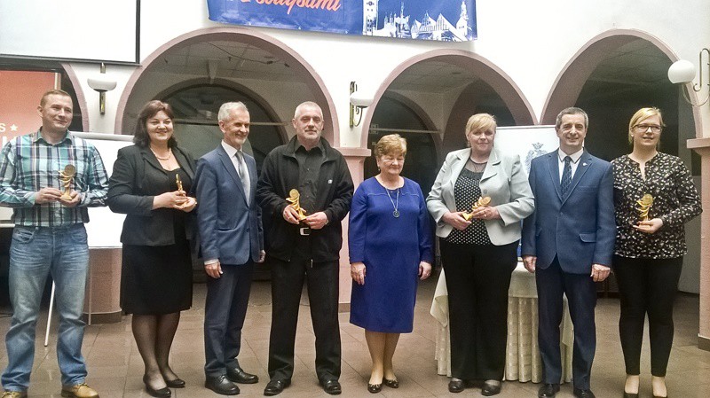 Elbląg, Statuetki sołtysa roku wręczali wyróżnionym posłanka Elżbieta Gelert, poseł Ireneusz Niewiarowski i senator Jerzy Wcisła Elbląg, Statuetki sołtysa roku wręczali wyróżnionym posłanka Elżbieta Gelert, poseł Ireneusz Niewiarowski i senator Jerzy Wcisła