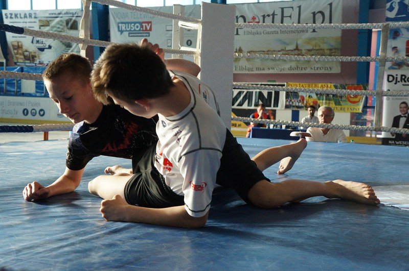 Elbląg, W przerwie pokazowe walki stoczyli młodzi zawodnicy brazylijskiego ju-jitsu i boksu tajskiego
