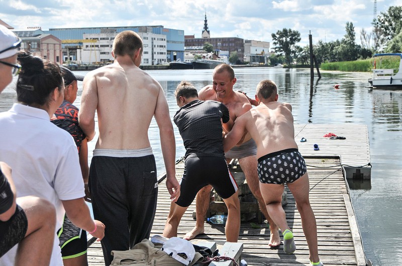 Elbląg, Po takim sukcesie nie obyło się bez tradycyjnego wrzucenia trenera do wody