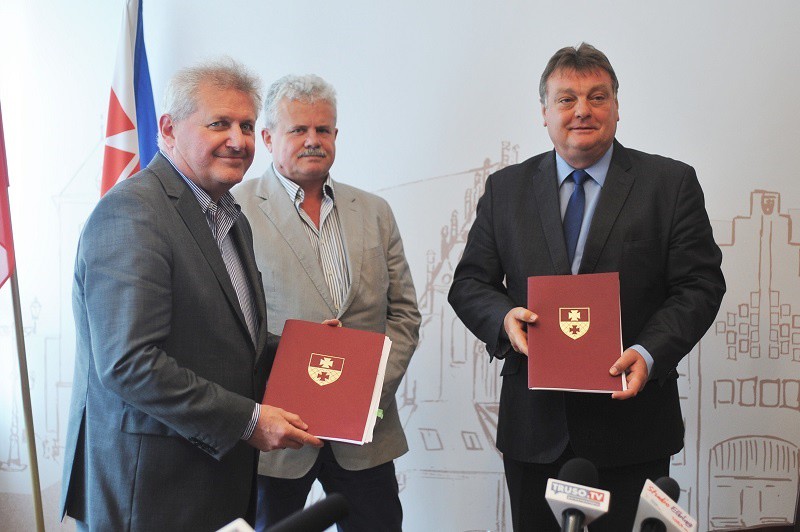 Elbląg, Umowę na budowę wiaduktu i dróg dojazdowych podpisali (od lewej): Marek Ignatowski, Ryszard Zaręba z firmy MTM i prezydent Witold Wróblewski Elbląg, Umowę na budowę wiaduktu i dróg dojazdowych podpisali (od lewej): Marek Ignatowski, Ryszard Zaręba z firmy MTM i prezydent Witold Wróblewski