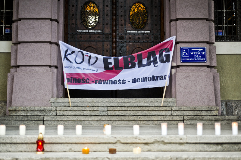 Elbląg, Znicze przed Sądem Okręgowym