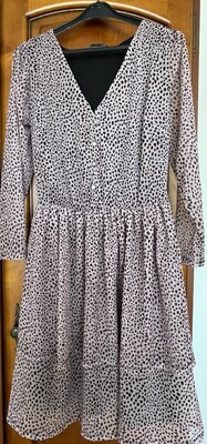 Elbląg Sprzedam sukienki w bardzo dobrym stanie w rozmiarze M po 9 zł każda. 
Sweterek czarny w rozmiarze M za 9 zł