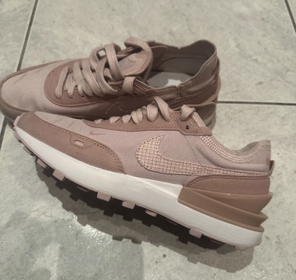 Elbląg Buty Nike r. 37,5- dwie pary. buty noszone kilka razy. Normalne ślady użytkowania. Cena za obie pary.