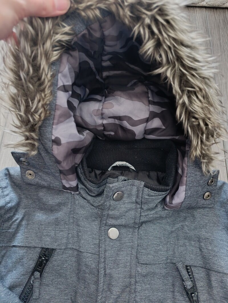 Elbląg Sprzedam dwie kurtki dla chłopca na zimę. Rozmiar 122/128.Stan dobry, do wyprania i szara ma rozdarcie małe