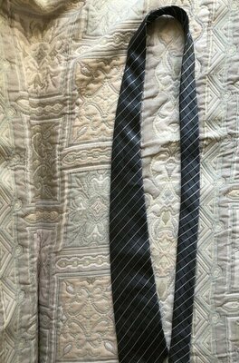 Elbląg Sprzedam krawat. Bardzo ładny, szykowny i taktowny. Krawat raz założony, bez wad. Bardzo ładne kolory, zrobiony