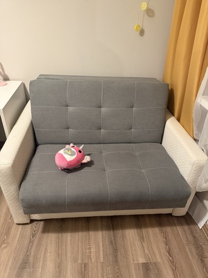 Elbląg Używana, szara sofa w bardzo dobrym stanie. Idealna do salonu lub sypialni. Posiada wygodne siedzisko i