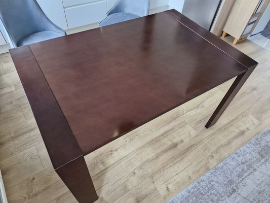 Elbląg Sprzedam stół drewniany 140x90 rozkładany. Solidny, drewniany stół o wymiarach 140x90 cm. 
Posiada wytrzymałe