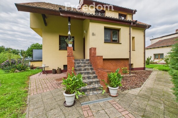 Elbląg FREEDOM NIERUCHOMOŚCISprzedam dom - Frombork, Elbląska.&nbsp;LokalizacjaDom usytuowany jest w cichej, spokojnej