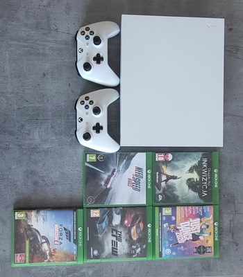 Elbląg Sprzedam konsolę Xbox One X (model 1787) &ndash; w pełni sprawną i gotową do użytkowania. 
W zestawie znajduje