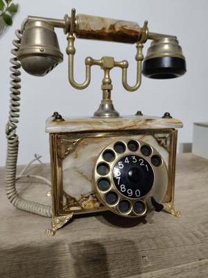 Elbląg Sprzedam przepiękny, zabytkowy, unikatowy telefon stacjonarny z tarczą numerową. Obudowa oraz część słuchawki