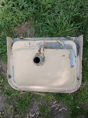 Elbląg Sprzedam Zlew żeliwny z czasów PRL. Wymiary zlewu długość 55 cm, szerokość 43 cm, głębokość około 40 cm, waga