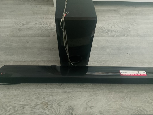 Elbląg Sprzedam soundbar z soubuferem firmy LG NB2450 moc 120watt posiada pilota. podlaczenie poprzez kabel optyczny