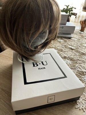Elbląg Perułki z włosa syntetycznego. Nieużywane, nowe w oryginalnych pudełkach.