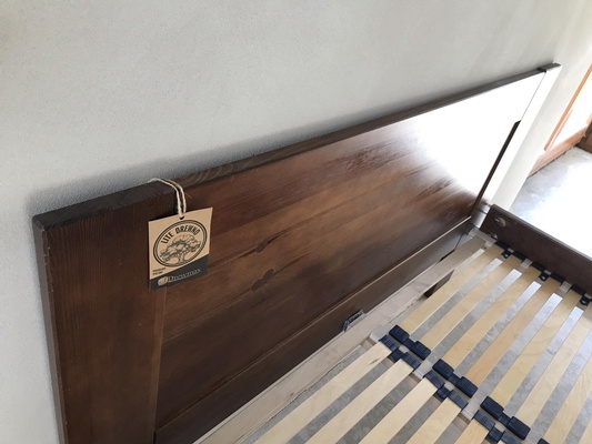 Elbląg Łóżko jest po ekspozycji sklepowej, jak nowe. Cena jest za ramę trzeba dokupić stelaż. Cena za stelaż taki jak