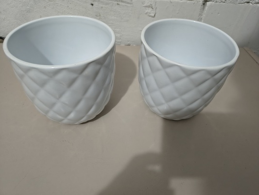 Elbląg Donice na kwiaty białe/ czarne 15 zł sztuka