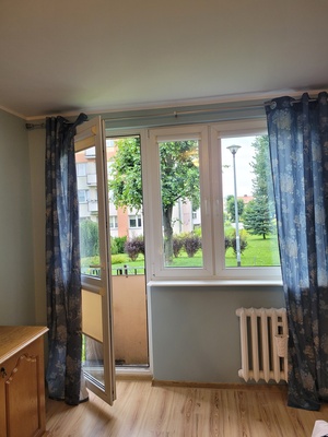 Elbląg Wygodna i zadbana kawalerka do wynajęcia. Lokal składa się z przedpokoju, łazienki oraz przestronnego pokoju z