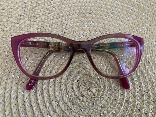 Elbląg Sprzedam dwa razy założone, zakupione niedawno, okulary damskie Ray Ban w kolorze wrzosu z elementami panterki.