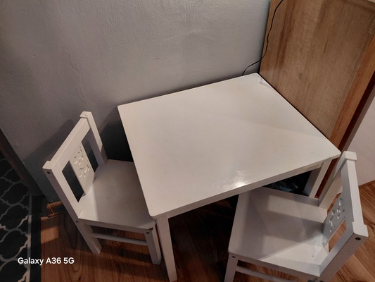 Elbląg Sprzedam stolik z krzesłami dla dziecka. Stan techniczny bardzo dobry, wizualnie widać użytkowanie.