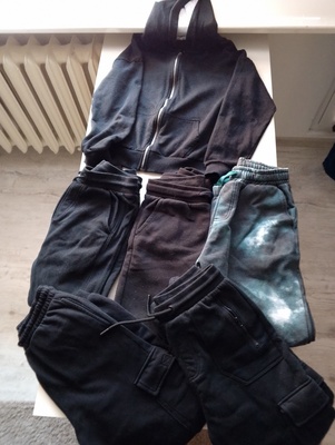 Elbląg Oddam za 15 zł rzeczy dla chłopca w dobrym stanie r. 146 -152( 5 par spodni i bluza).