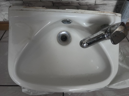 Elbląg Sprzedam małą  używaną umywalkę.