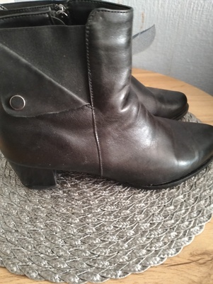 Elbląg Robię pilnie wyprzedaż kurtek, kolor czarny, khaki, płaszczyk czarny zimowy oraz kożuszek jasny, buty kozaki