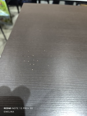 Elbląg Stół z 4 krzesłami, o wymiarach 110,5 *67,5.Jedyny mankament to kilka kropek widocznych na zdjęciu. 
250zl