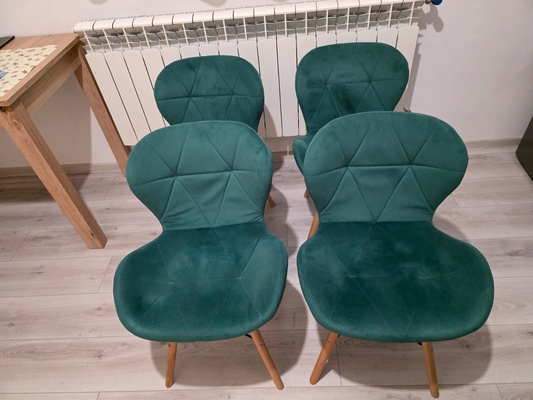 Elbląg Zestaw 4 wygodnych krzeseł w kolorze zielonym, idealnych do salonu lub jadalni. Krzesła posiadają tapicerkę z