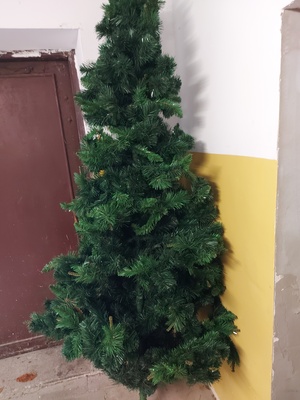 Elbląg Choinkę używaną z tworzywa sztucznego wys. ok.2,3-2,4 metra, składana z trzech elementów na metalowym