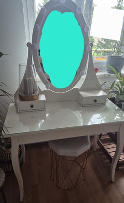 Elbląg Sprzedam używaną toaletkę Ikea Hemnes. Posiada duże owalne lustro, dwie małe szuflady oraz 1 dużą. Doskonale