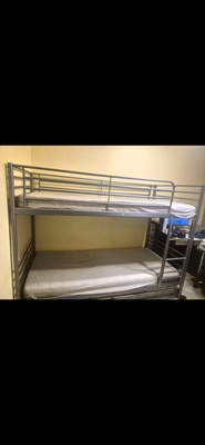 Elbląg Sprzedam łóżko piętrowe dla 3 osób z wysuwana szuflada z 3 materacami. kupione w ikea. Transport we własnym