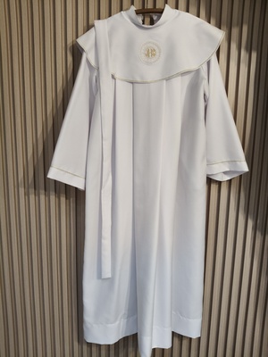 Elbląg Mam na sprzedaż dwie alby. Pierwsza ( ta na zdjęciu) ze złotymi dodatkami na 158 cm -90zł, druga z niebieskimi