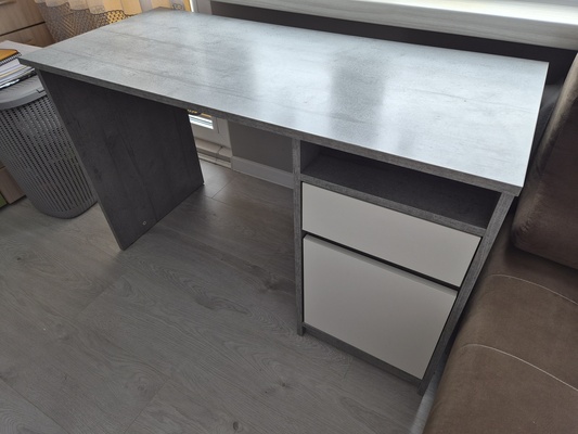 Elbląg Biurko wymiary 120x54,wysokość 75cm. 
Biurko w stanie idealnym. Używane ok. roku. 
Kupione w jysk. 
Odbiór we