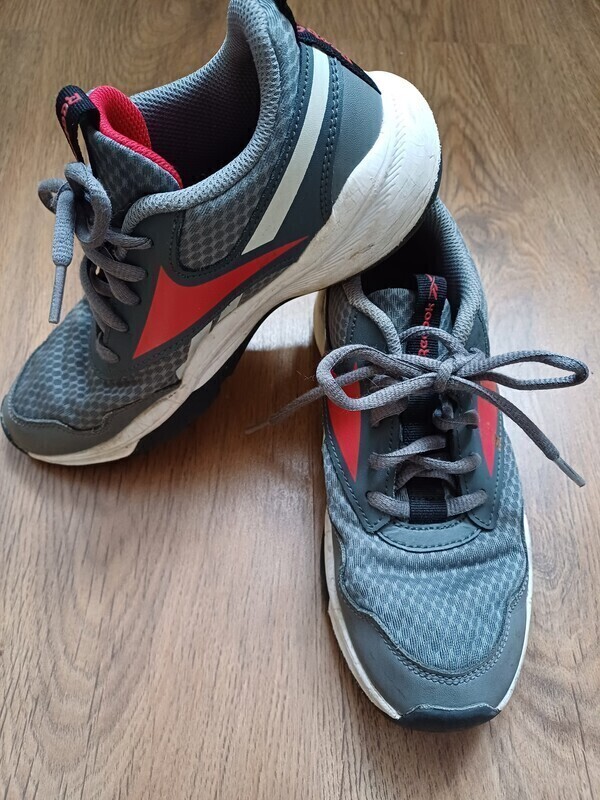 Elbląg Buty sportowe REEBOK, rozmiar 33,długość wkładki 21.5 cm, stan bardzo dobry.