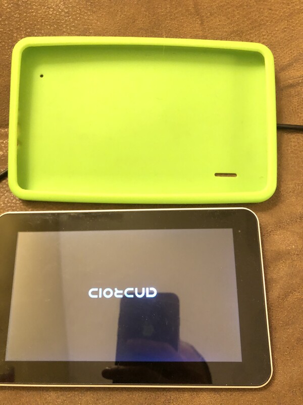 Elbląg Sprzedam kilka razy używany tablet Lenco CoolTab-70.Tablet biały z zielonym silikonowym etui. Wszystko działa