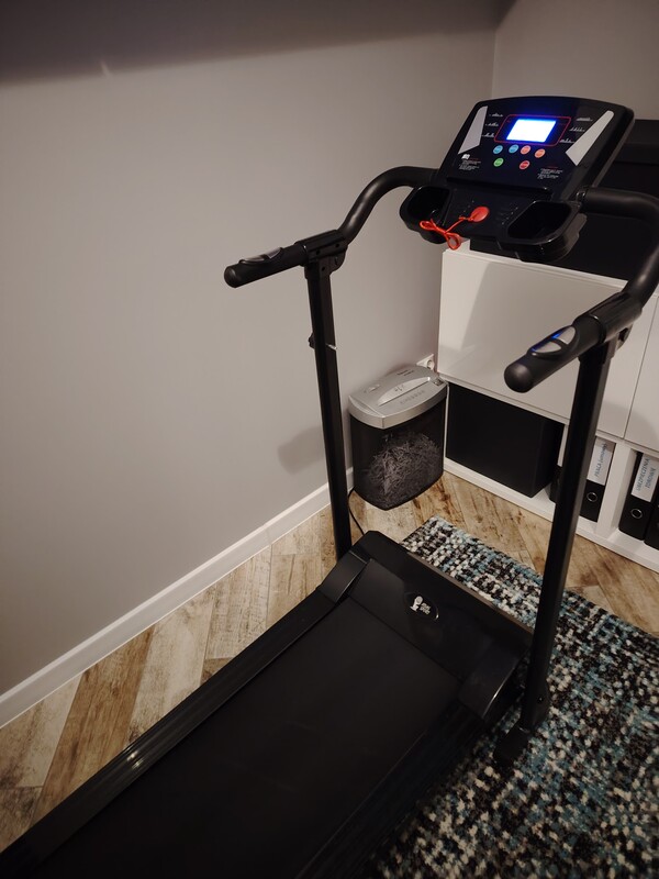 Elbląg Sprzedam bieżnię domową, z poręczami, składaną. Kilkustopniowy kąt nachylenia, bez możliwości regulacji.