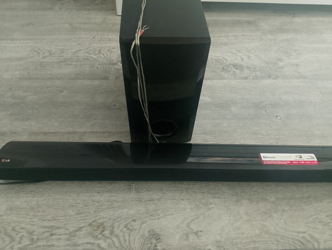 Elbląg Sprzedam soundbar z soubuferem firmy LG NB2450 moc 120watt posiada pilota. podlaczenie poprzez kabel optyczny