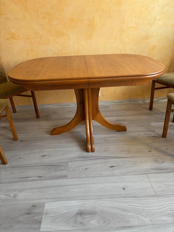 Elbląg Sprzedam rozkładany stół wraz z krzesłami. Meble posiadają normalne ślady użytkowania.