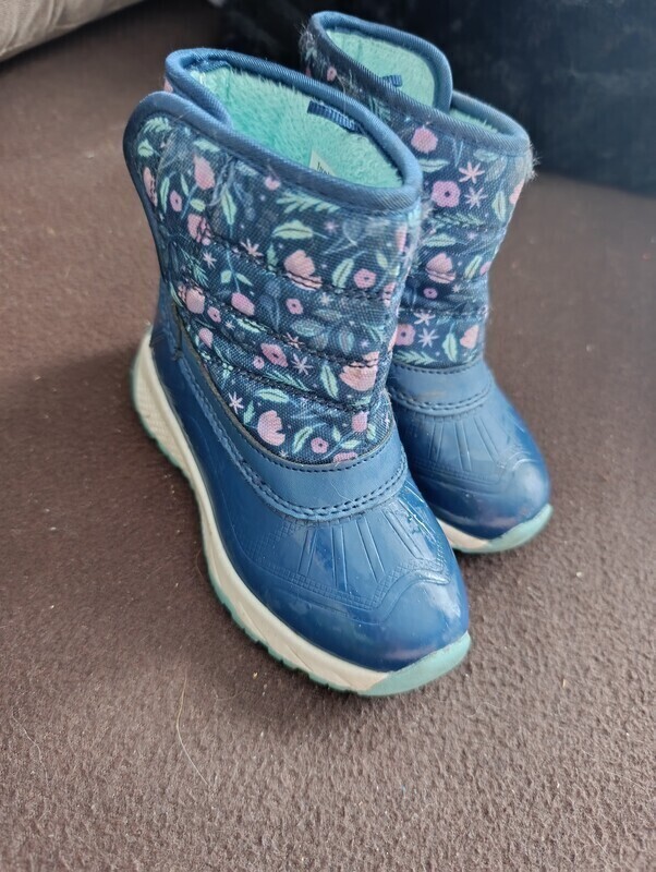 Elbląg Sprzedam buty dla dziewczynki rozmiar 25.Jesienne oraz  śniegowce. Stan bardzo dobry. Cena za jedną pare 10zl.