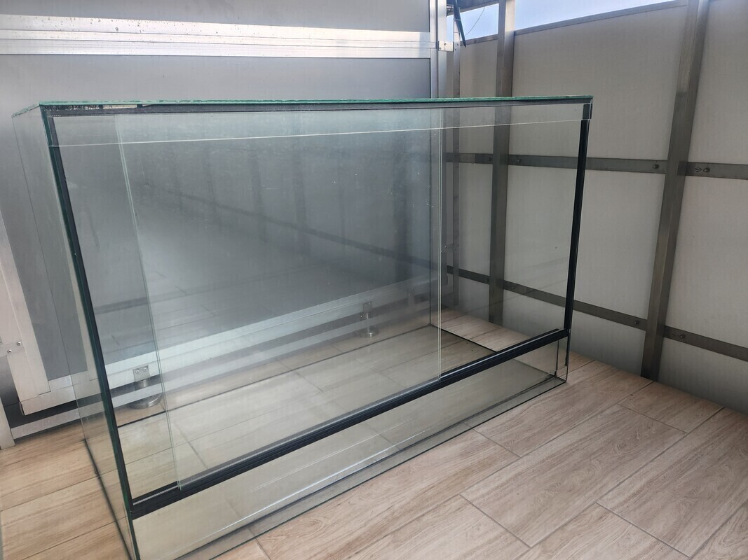 Elbląg Sprzedam duże terrarium do hodowli gadów i płazów. Cena do uzgodnienia.