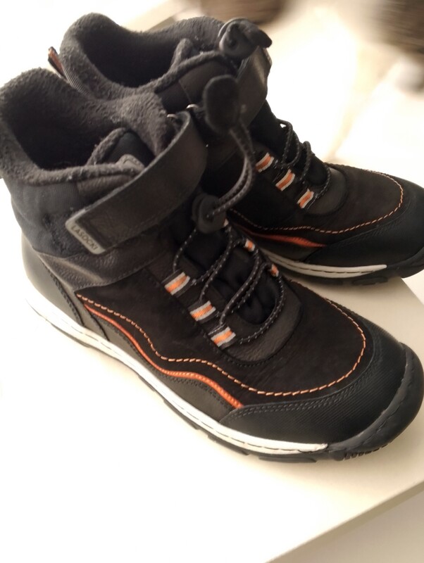 Elbląg Sprzedam:
* Buty dla chłopca r. 36 dł. wkładki 23.9 Lasocki stan bardzo dobry -50 zł
* Kurtka r. M firmy