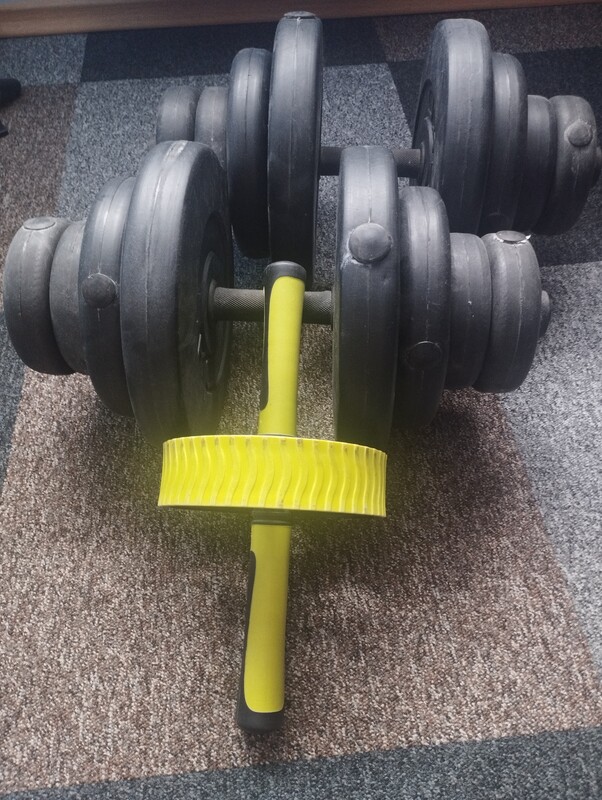 Elbląg Sprzedam używane hantle bitumiczne zestaw 2x20 kg. 
oraz kółko do ćwiczeń.