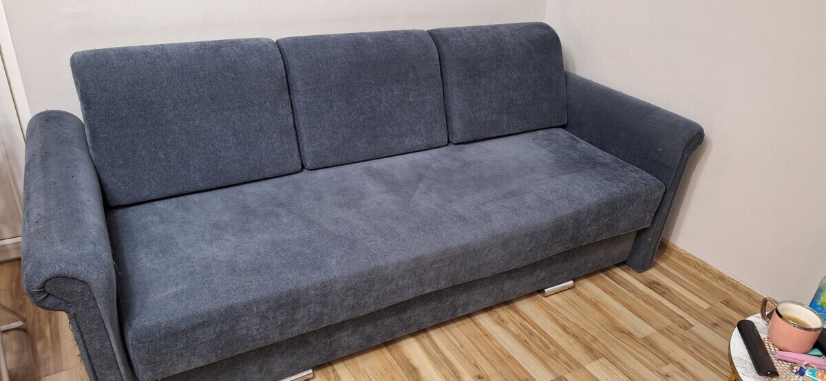 Elbląg Kanapa granatowa. Na podwójnej sprężynie wzmacniana. Materiał ma zaciągnięcia od kotka a tak w stanie bdb do