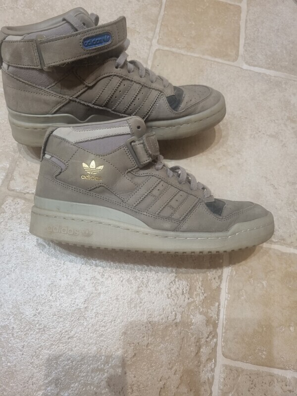 Elbląg Sprzedam adidasy firmy adidas, stan bardzo dobry, zadbane, bardzo mało użytkowane, nr 41,5 sznurowane dodatkowo