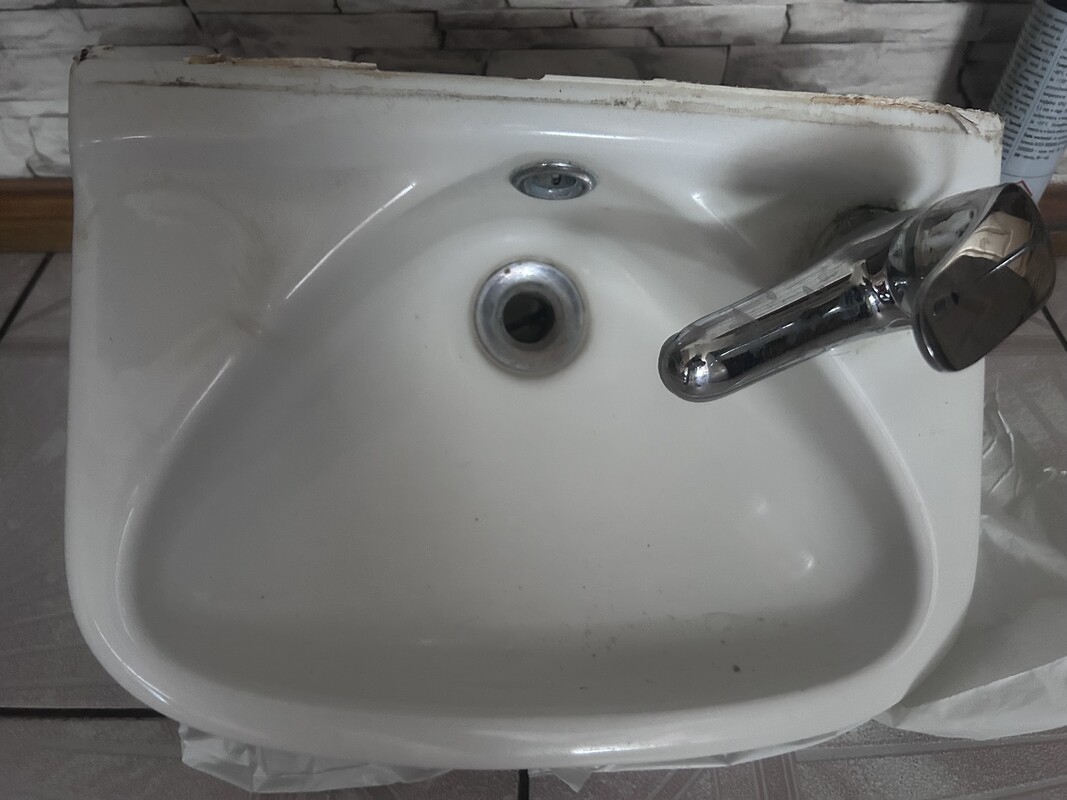 Elbląg Sprzedam małą  używaną umywalkę.