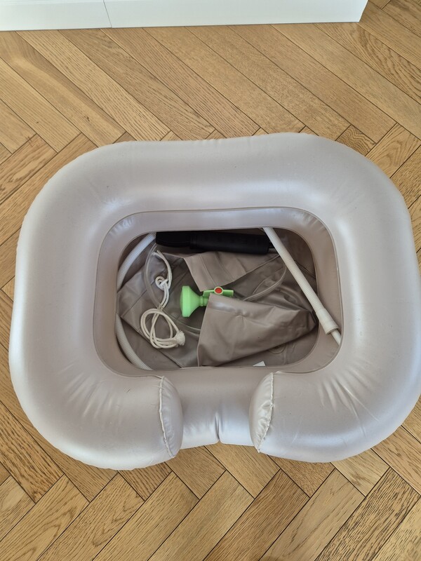 Elbląg Basen do mycia głowy w łóżku. Stan idealny, użyty zaledwie trzy razy. Pomocne przy opiece osoby leżącej.