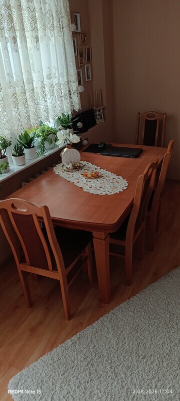 Elbląg Stół o wymiarach 160x90 kolor olcha po rozłożeniu 240.
Plus 6 krzeseł.
Stół i krzesła w stanie idealnym.