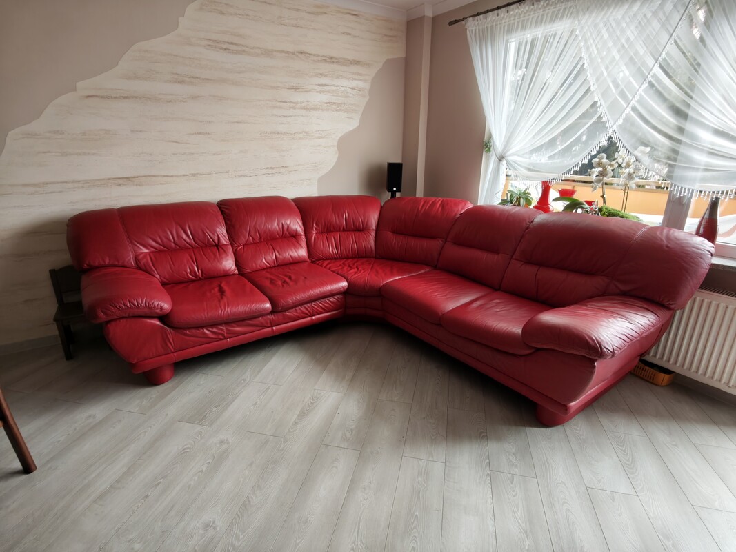 Elbląg Sprzedam narożnik / kanapę skórzaną w kolorze czerwonym. Mebel wykonany z naturalnej skóry, bardzo wygodny i